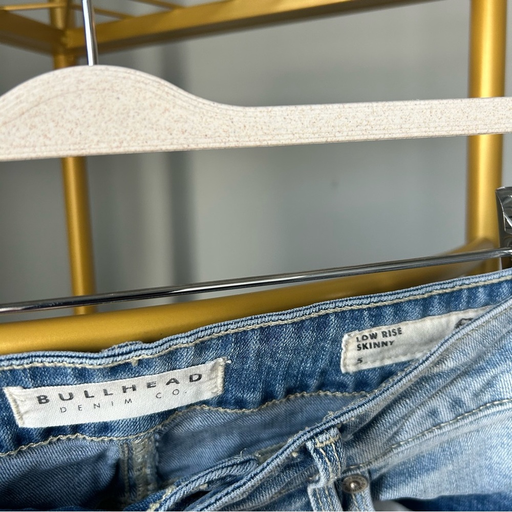 Bullhead Denim Co. Y2K light blue wash low rise skinny distressed jeans size 5 - Picture 6 of 7
